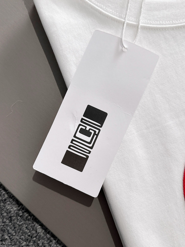 ブランドTシャツ着用イメージ